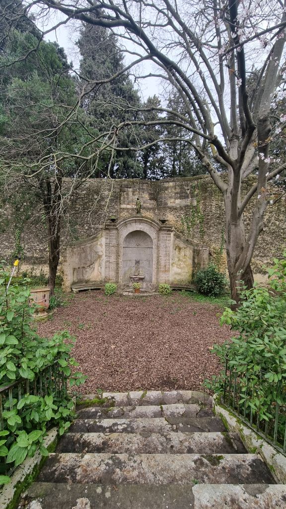Escalier vers la fontaine du jardin