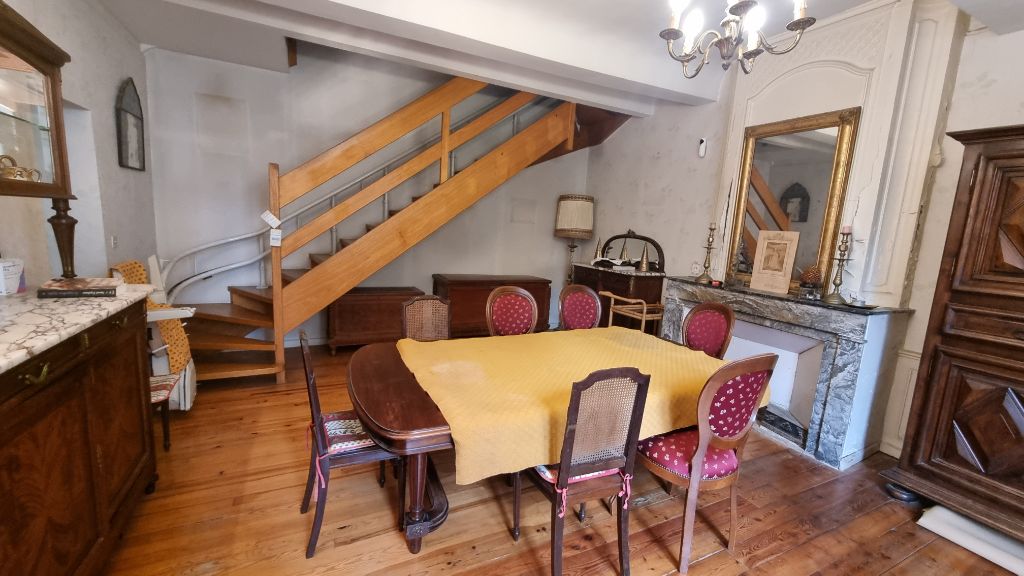 Salle à manger avec escalier